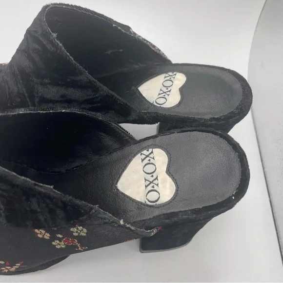 XOXO Velvet Platform Heels Black with Floral Pattern Women’s Size 7 - Picture 2 of 8